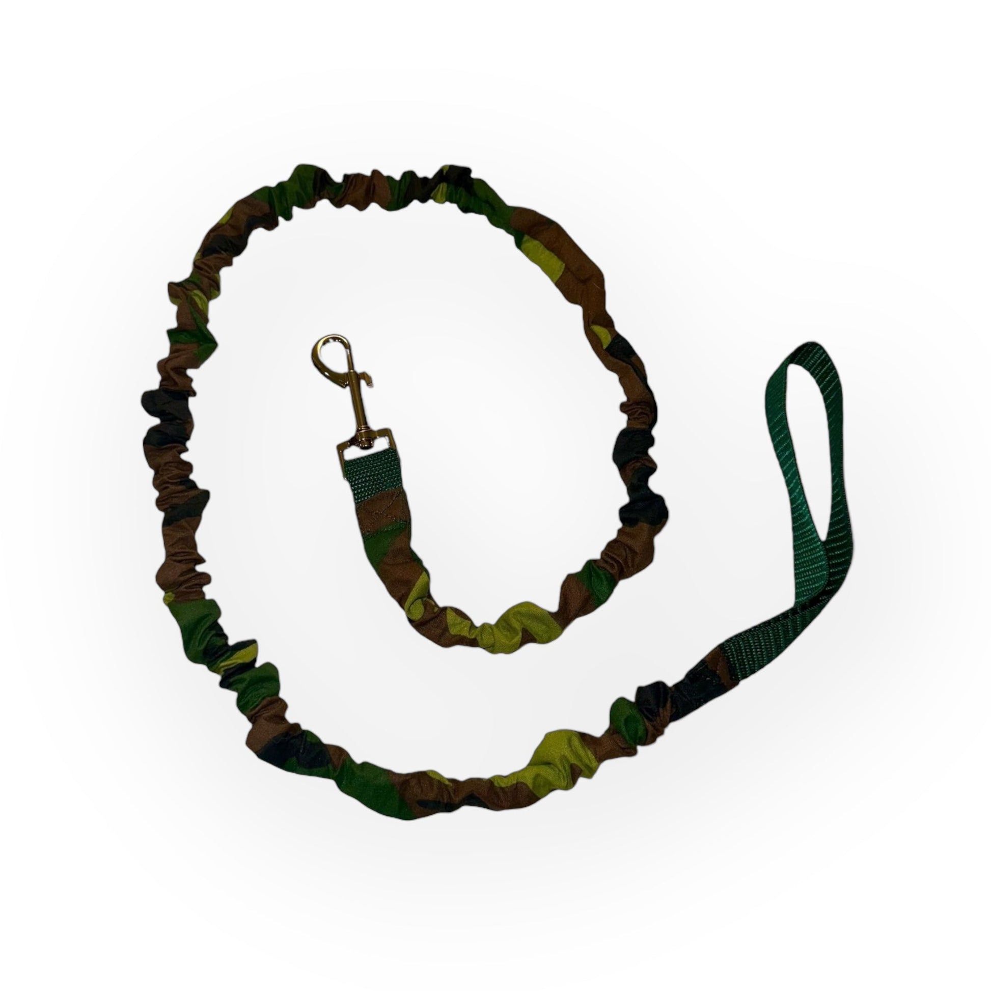 Camouflage-patterned dog leash with a bungee-style elastic design, featuring a metal clasp and a green handle loop.